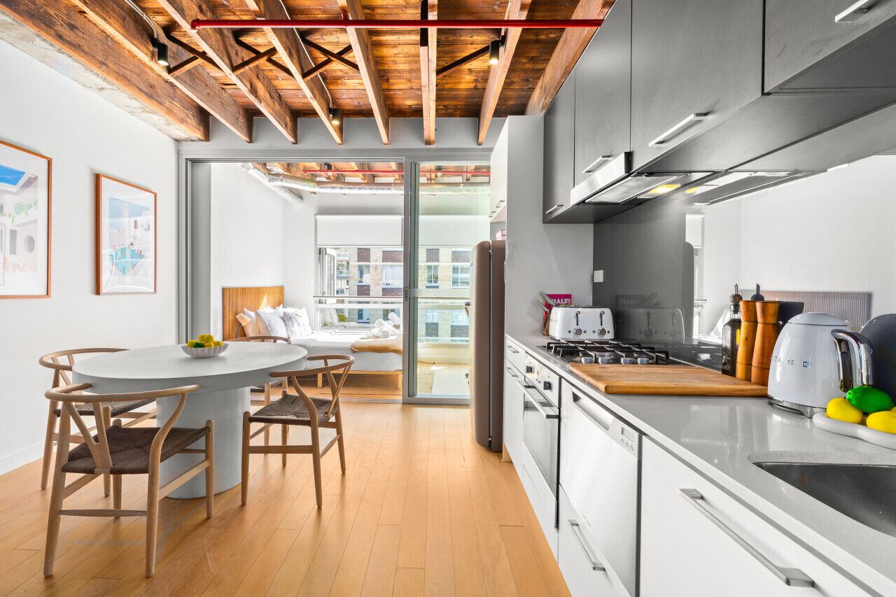 冷蔵庫、電子レンジ、オーブン、コンロ