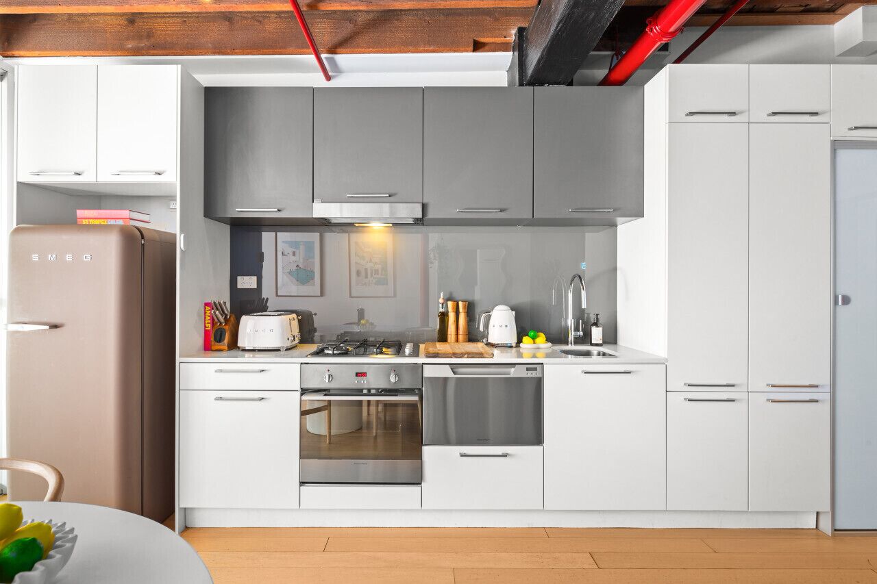 Kühlschrank, Mikrowelle, Ofen, Herdplatte