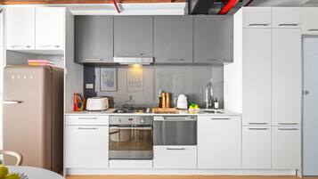 Kühlschrank, Mikrowelle, Ofen, Herdplatte