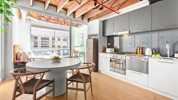 Geladeira, micro-ondas, fogão, cooktop