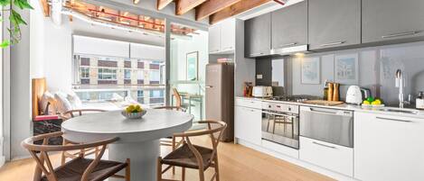 Réfrigérateur, micro-ondes, four, plaque de cuisson