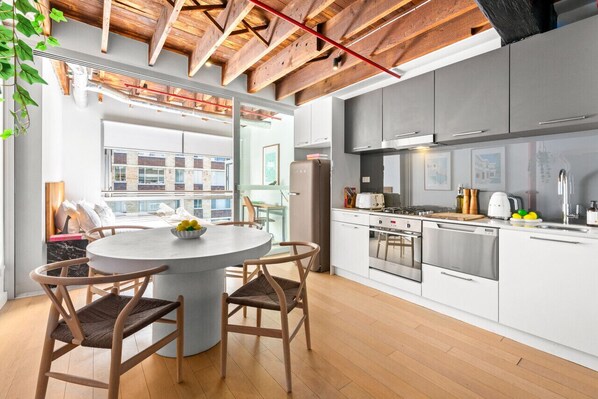 Réfrigérateur, micro-ondes, four, plaque de cuisson