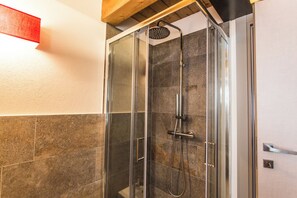 Dusche, Haartrockner, Bidet, Handtücher