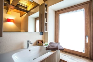 Regadera, secadora de cabello, bidet, toallas 