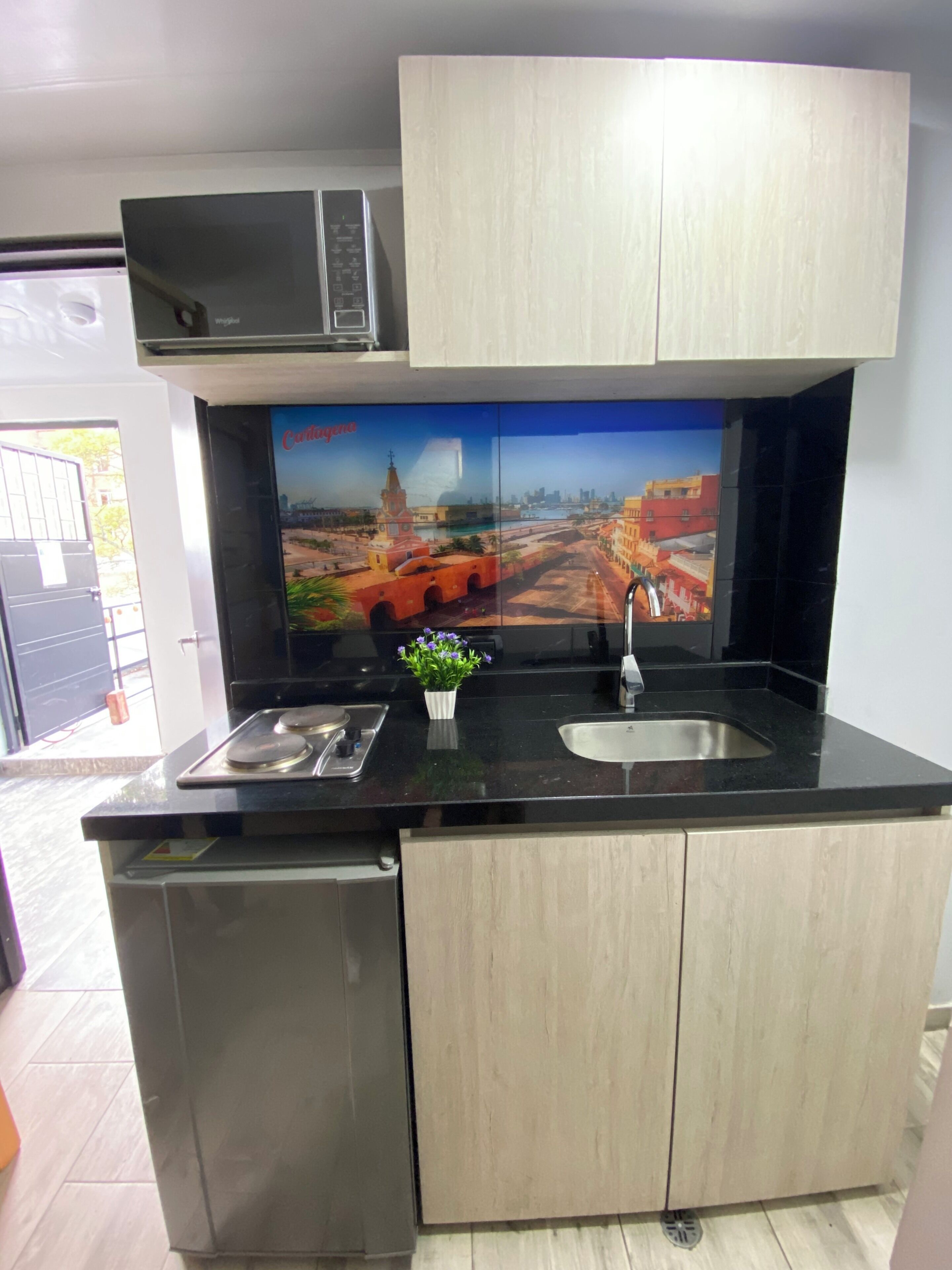 Mini-Kühlschrank, Mikrowelle, Kochgeschirr/Geschirr/Besteck