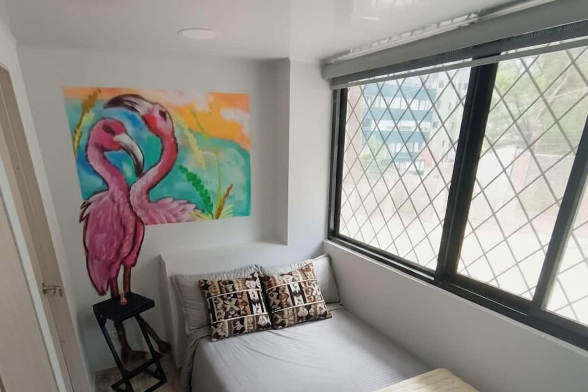 Eenvoudige studio, uitzicht op bergen | Een bureau, een laptopwerkplek, gratis wifi