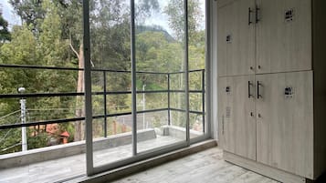Escritorio, espacio para trabajar con laptop y wifi gratis