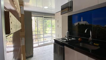 Escritorio, espacio para trabajar con laptop y wifi gratis