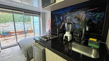 Studio, Courtyard View (Estudio Private Patio) | Private kitchen | Mini-fridge, microwave, cookware/dishes/utensils