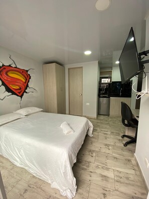 Estudio, balcón, vistas al patio (Private interior Balcony) | Escritorio, espacio para trabajar con un portátil, wifi gratis