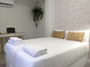 1 bedroom, WiFi, bed sheets - Duplex apartment with a patio next to FIRA GRAN VIA (L'Hospitalet de Llobregat)