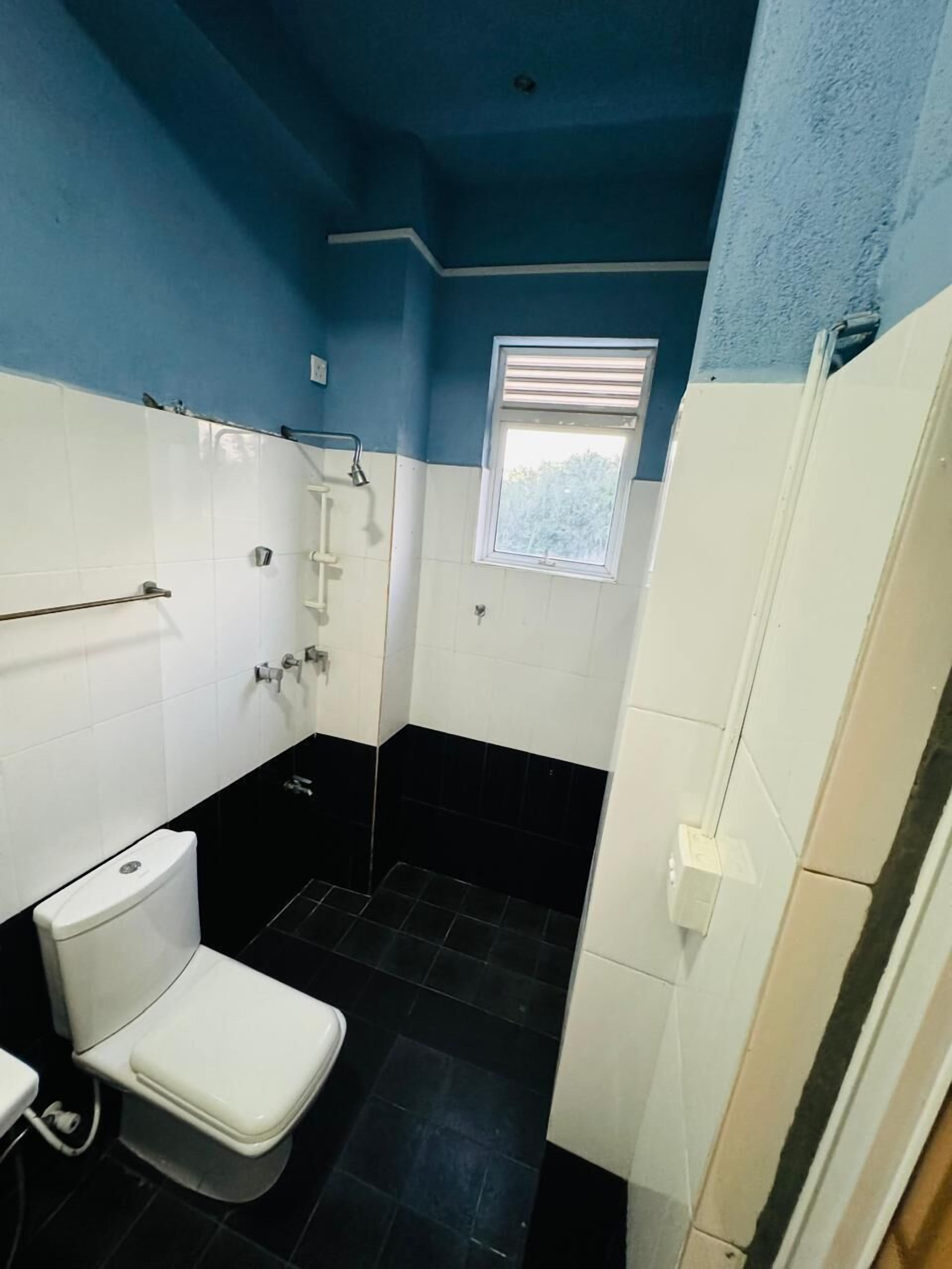 Chambre Triple Deluxe | Salle de bain | Douche, articles de toilette gratuits, serviettes fournies, savon