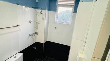 Chambre Triple Deluxe | Salle de bain | Douche, articles de toilette gratuits, serviettes fournies, savon