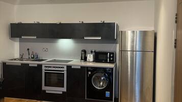Apartemen | Dapur pribadi | Lemari es, microwave, oven, dan kompor