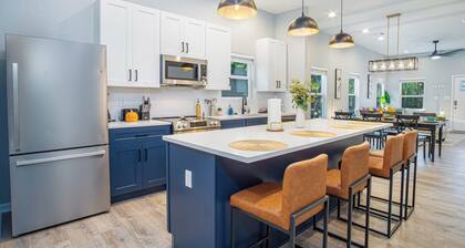 Experience Convenience w/ 4br/3ba Near Alamodome