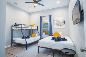 Nhà dành cho gia đình (4 Bedrooms) | 4 phòng ngủ, khu vực làm việc phù hợp cho laptop 