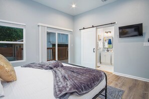 Family House (4 Bedrooms) | 4 bedrooms, laptop workspace, iron/ironing board, bed sheets - Experience Convenience w/ 4br/3ba Near Alamodome (San Antonio)