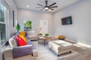 Nhà dành cho gia đình (4 Bedrooms) | Khu phòng khách | TV 50-inch có truyền hình kỹ thuật số 