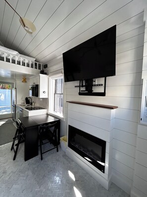 Fridge, microwave, stovetop, dishwasher - Charming bungalow w/WiFi in tranquil downtown Newport, walkable to everything! (Newport)