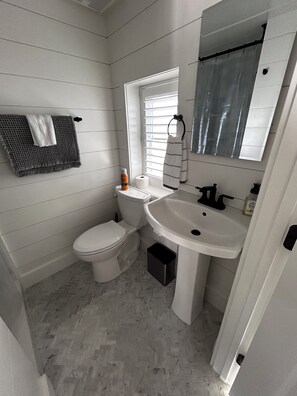 Dusj, hårføner, håndklær og toalettpapir