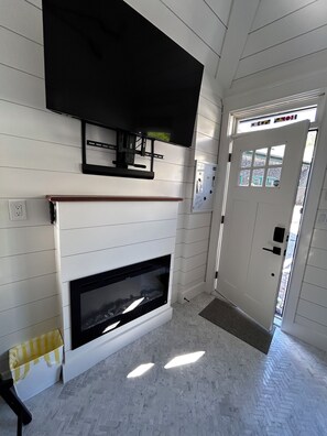 Interior - Charming bungalow w/WiFi in tranquil downtown Newport, walkable to everything! (Newport)