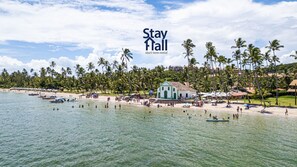 En la playa, arena blanca