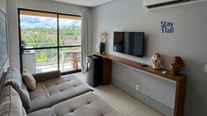 Basic-Apartment | Wohnbereich | 55-Zoll-Fernseher mit Digitalempfang