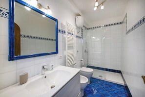 Dusche, Haartrockner, Bidet