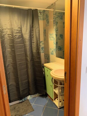 Haartrockner, Bidet, Handtücher, Seife