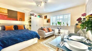 1 dormitori, planxa i posts de planxar, wifi i roba de llit