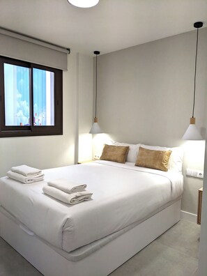 2 bedrooms, bed sheets - Two bedroom apartment next to FIRA GRAN VIA (L'Hospitalet de Llobregat)