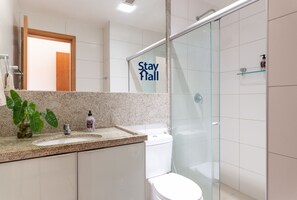 Appartement | Badkamer | Een bad, handdoeken