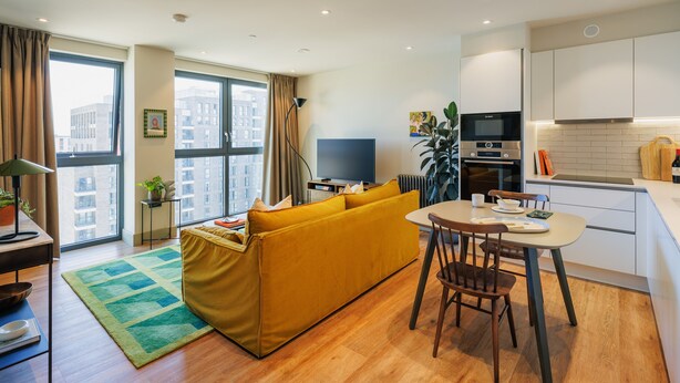 A modern apartment with a living room, dining area, and kitchen. - Modern Studio Flat in North London (London)