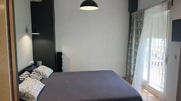 3 dormitorios, tabla de planchar con plancha, ropa de cama