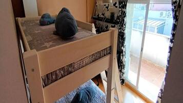 3 bedrooms, iron/ironing board, bed sheets