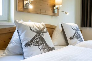 1 bedroom, travel crib