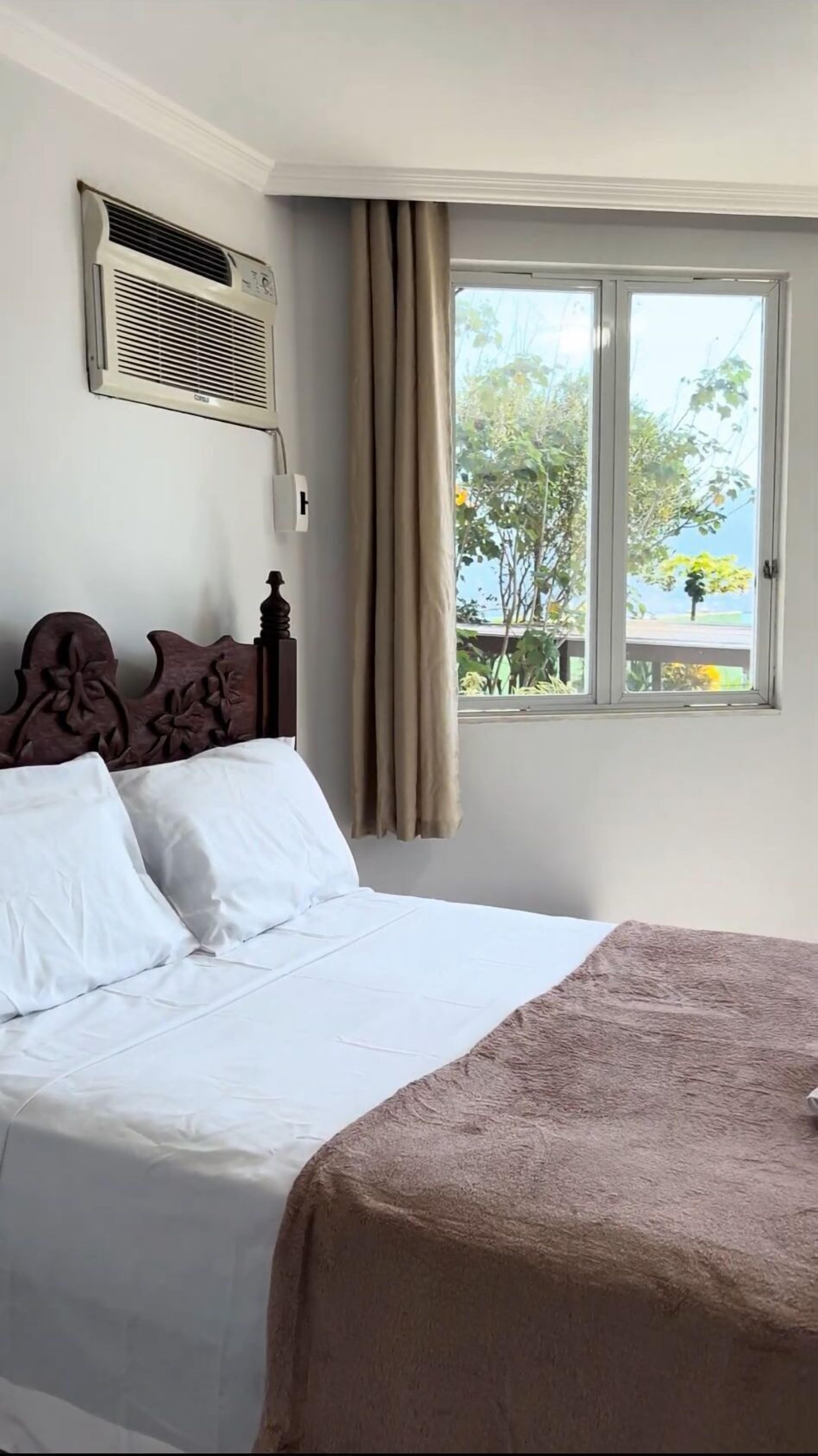 Escritorio, espacio para trabajar con laptop y wifi gratis 