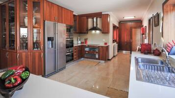 Lemari es, microwave, oven, dan mesin pencuci piring