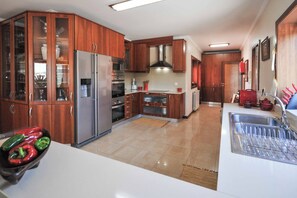 Lemari es, microwave, oven, dan mesin pencuci piring