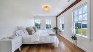 6 bedrooms, iron/ironing board, Internet, bed sheets - Luxurious, Spacious, Newly Renovated Vacation Home Walking Distance to Lake... (Warren)