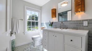 Shower, hair dryer, towels