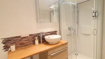 Douche, sèche-cheveux, serviettes fournies, savon