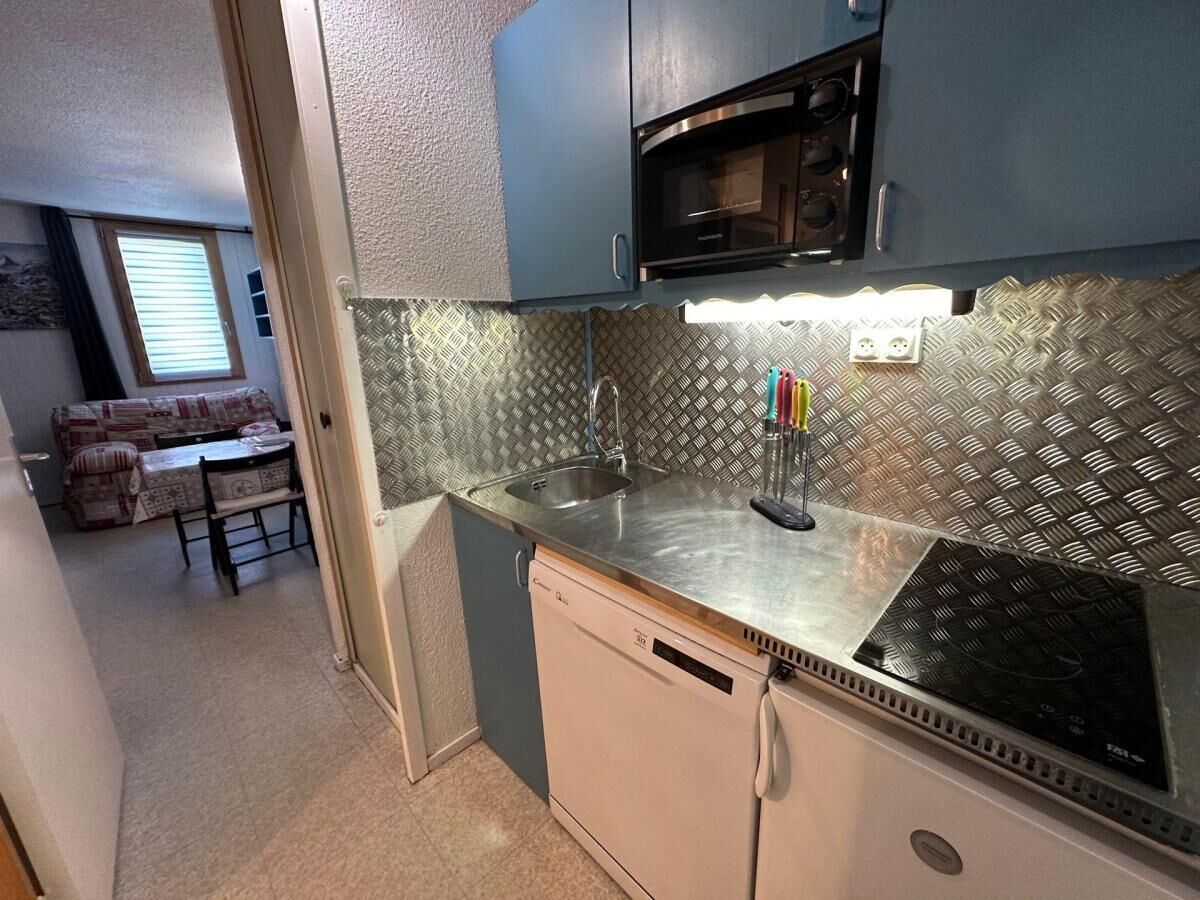 Microwave, oven, dishwasher, coffee/tea maker