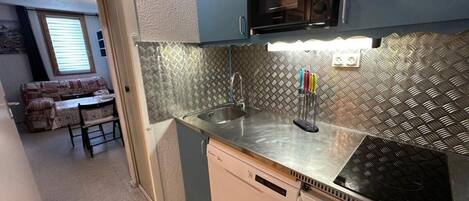 Microwave, oven, dishwasher, coffee/tea maker