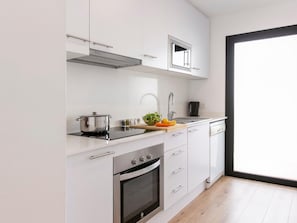 Kühlschrank, Mikrowelle, Ofen, Geschirrspüler