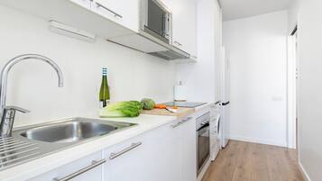 Een koelkast, een magnetron, een oven, een vaatwasser