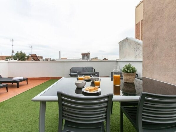 Outdoor dining - 31 Sunny penthouse in the heart of Gracia with a spacious terrace (Barcelona)