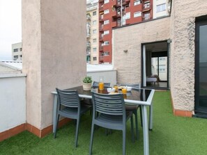 Outdoor dining - 31 Sunny penthouse in the heart of Gracia with a spacious terrace (Barcelona)