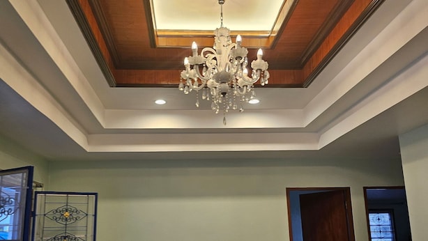 A dining area with a chandelier, a wooden ceiling, and a dining table with chairs. - Room in Guest Room - Stunning Home Great Location (Pattaya)