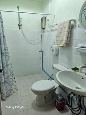Room, 1 Bedroom | Bathroom shower